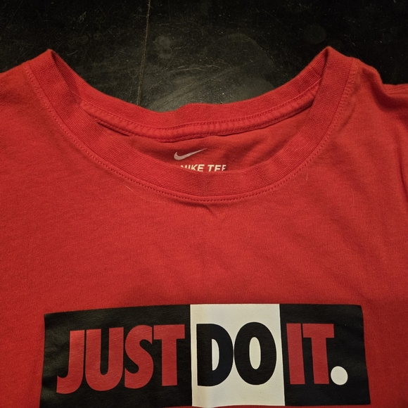 Nike Tee red white black in a mens size Large LIKE NEW - Picture 3 of 5